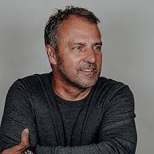 Im Moment: Über Erfolg, die Schönheit des Spiels und was im Leben wirklich  zählt : Flick, Hansi, Sierck, Jonathan: Amazon.de: Bücher