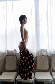 出道两年形象妖艳迷人的日本AV美熟女勾人写真- 广濑里绪菜-cool18.com