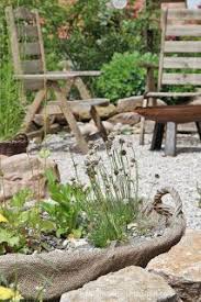 Garten Gestaltung Naturnah Schotter Holz Natursteine Gemusegarten Straucher Stauden Rundholzsichtschutz Steinmauer Garten Garten Natursteine