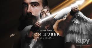 La popularidad de jon entre sus pares y su influencia en el mundo de la lucha fue trascendente y nos entristece profundamente el fallecimiento de jon huber, a quien todos en el universo de wwe. J1cvc5sqe M0nm