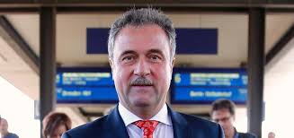 Gewerkschaftschef claus weselsky lehnt beitrag des zugpersonals zur sanierung des konzerns ab. Vor Neuer Tarifrunde Gdl Boss Weselsky Im Angriffsmodus Schlagzeilen Nordbayern