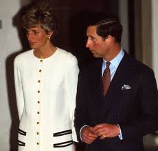 Monarquia realeza mulheres casamento vestidos rainhas anel de noivado princesa diana anel da princesa diana moda da princesa diana 50 of princess diana's best hairstyles a look back at the late royal's greatest hairstyles. Principe Charles Queria Desfazer Noivado Com Diana Antes Do Casamento Segundo Nova Biografia Real Estrelando