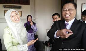 Nurul izzah mengklaim penangkapannya adalah sebuah tanda yang sangat jelas bahwa pemerintah telah putus asa dan menggunakan taktik liga europa: Nurul Izzah Anwar Umno Bn Dlm Pru 15 Merampas Kelantan Terengganu Dgn Selesa