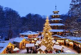 Weihnachtsmarkt Am Chinesischen Turm Englischer Garten Munchen Bayern Deutschland Chinesischer Turm Munchen Englischer Garten Garten Munchen