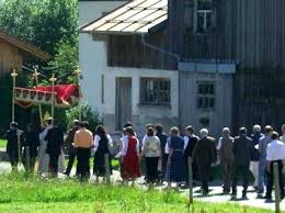 Das wort fronleichnam leitet sich vom mittelhochdeutschen vrône lîcham für des herren leib ab. Stichwort Fronleichnam Das Wandernde Gottesvolk