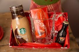 5 Idees De Panier Cadeau Pas Chers Grace Au Dollarama Cinq Fourchettes Snacks Snack Recipes Christmas Diy