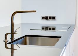 Spule Modell Franke Kbx 110 55 Mit Einer Minimalistischen Armatur Franke Sinos Deren Edelstahlfarbene Gestaltung Sich Perfekt Z Kuche Moderne Kuche Kochinsel