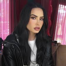 Eileen Perdomo's Instagram, Twitter & Facebook