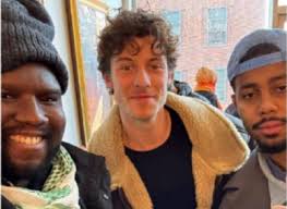 Heboh! Shawn Mendes Viral Usai Hadiri Khutbah Jumat di Masjid Kampus NYU