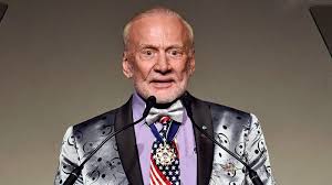 The apollo 11 astronaut had joined aldrin urges us cooperation for mars mission and says plan for 'cycler' spacecraft could be tested on. Buzz Aldrin Has Announced That He Forgot To Tell Anyone He Saw A Fox On The Moon Joronomo