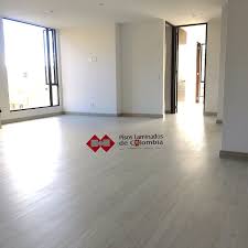 El suelo de pvc o suelo vinílico es un tipo de revestimiento plástico continuo utilizado en lugares que precisan una limpieza frecuente. Pisos De Pvc Pisos Laminados De Colombia