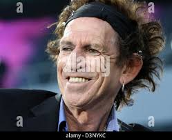 Le guitariste des Rolling Stones Keith Richards cherche dans la foule  pendant un concert de la 'plus' tour à Hanovre, Allemagne, 19 juillet 2006.  'Les plus hauts du monde rock band' se produira à Berlin, Cologne et  Stuttgart. Photo : Patrick Lux Photo Stock ...