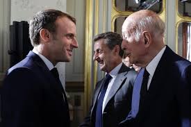 The french president can be seen greeting the public waiting for him behind. Tod Von Valery Giscard D Estaing Emmanuel Macron Wird Um 20 Uhr Zu Den Franzosen Sprechen Nachrichten Fr