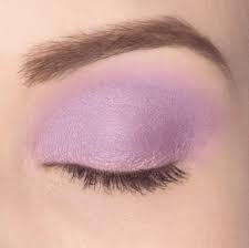 Ombre A Paupiere Ou Fard A Paupiere Lilas En Forme De Halo Ideal Avec Une Robe Rose Pale Ou Pastel Beleza