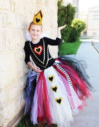 Queen of hearts card costume. 25 Queen Of Hearts Costume Ideas And Diy Tutorials Hative