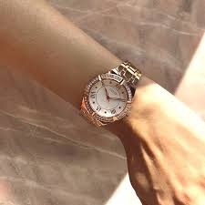 Guess Bayan Kol Saati Gugw0033l3 Gunduz Saat 2020 En Son Moda Trendleri Urunler Moda Trendleri