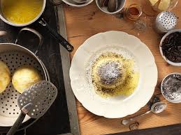 Germknodel Mit Mohn Und Butter Ein Rezept Aus Dem Servus Magazin Rezept In 2020 Lebensmittel Essen Knodel Rezept Knodel