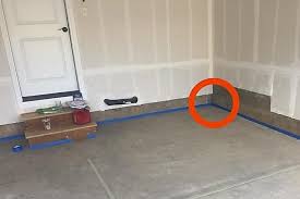 Der Mann Umklebt Seine Garage Mit Blauem Klebeband Was Er Dann Auf Den Boden Kippt Daran Wird Er Sich Wohnung Putzen Haus Deko Aufraumen Und Putzen