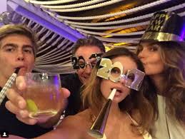 22 years) is a famous model, actor, social media star, media face, and internet sensation from the united states.he is famously known as the elder son of rande gerber (an american businessman) and cindy crawford (an american model). Presley Gerber Starportrat News Bilder Gala De
