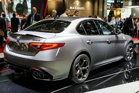 Le appendici aerodinamiche della seconda sono disponibili, grazie ad un pacchetto di optional dedicato, pure sulla prima. Die Sportler Von Genf Gleiches Gilt Fur Die Alfa Romeo Giulia Quadrifoglio Nring Auch Dieses Sondermodell Erinnert An Einen Rundenrekord Und Wird Ebenfalls In Einer Auflage Von Nur 108 Stuck Gebaut Highlights