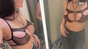 店の更衣室で自慰行為をし、新しい下着を試着する