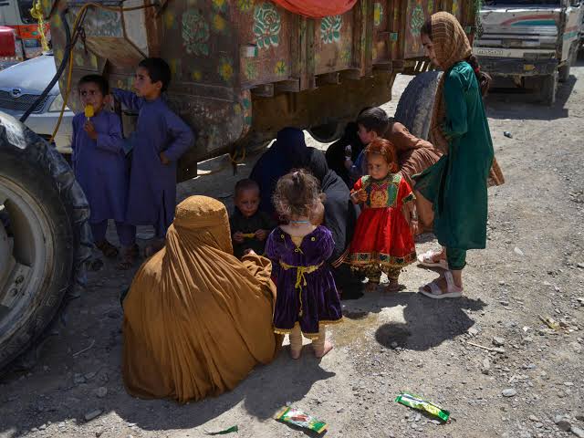 Thousands of Afghan refugees return from Pakistan as border tensions boil  over - RFI