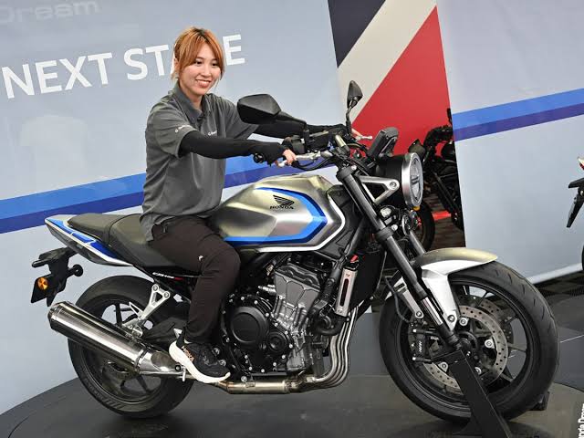 Honda relança CB400 Super Four com motor de 58 cv e E-Clutch