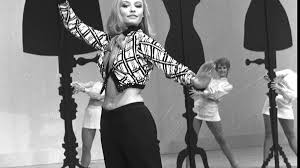 È stata la regina della tv degli anni '70 e '80, un'icona la notizia della morte di raffaella carrà rimbalza in sudamerica dove la cantante era molto famosa e. L Ombelico Di Raffaella Carra Era L Ombelico Del Mondo
