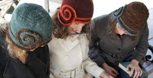 From easy and simple basic beanies and chunky knit hat patterns to fancy intricate cables and bobble hats! Escargot Knitted Cloche Hat Free Knitting Pattern