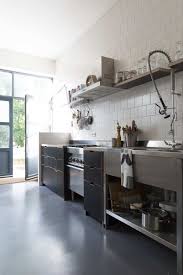 binnenkijken in een atelierwoning in amsterdam noord vtwonen gerenoveerde keuken vintage industrieel meubilair keuken opstellingen