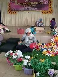 Koleksi hiasan pentas menggunakan bunga polybag dan pokok bunga berpasu. Disebalik Fb Rasmi Sk Seri Tunjong Beseri Perlis Facebook