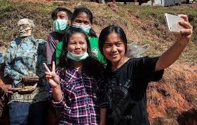 В индонезии пассажирский самолет авиакомпании sriwijaya air упал в море после вылета из в сети появились последние фотографии и видеозаписи пассажиров перед трагическим полетом. Vot Tak Prohodit Prazdnik Urozhaya V Indonezii V Etot Den Lyudi Vykapyvayut Svoih Rodstvennikov I Pereodevayut Ih V Krasivuyu Odezhdu Pikabu