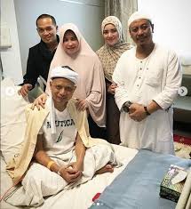 Istri ketiga ini belum diketahui namanya nama menurut yang ditulis arifin di facebook wanita itu janda, punya 2 anak dan berasal dari sunda. Bawa Istri Baru Opick Jenguk Ustaz Arifin Ilham Ini Fotonya Matamata Com