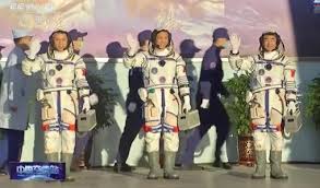 客。 据官方媒体9时42分报道，载人飞船与火箭成功分离，神舟十二号飞船已成功进入预定轨道。 根据计划，它将耗费大约6小时与天宫号空间站的天 这亦是时隔五年，中国再度进行载人航天任务。 官方媒体公布的三名宇航员是聂海胜、刘伯明和汤洪波。 V0tuhlvozmnrum