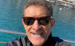 Greggio's early acting career consisted of roles in big screen comedies like yuppies 2 (1986) with massimo baldo and. Ezio Greggio Torna In Tv Ma E Polemica C Entra Romina