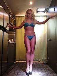 Она отчаянно мечтала побыть обыкновенным. Britney Spears Bikini Body Swim Style Through The Years Photos
