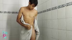 Heterosexuelles Vegon und muskulösem Jungen duschen mit Schaum Online  schauen