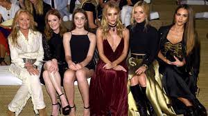 Julianne moore was born julie anne smith in fort bragg, north carolina on december 3, 1960, the daughter of anne (love), a social worker, and peter moore smith, a paratrooper, colonel, and later military judge. Julianne Moore S Daughter Is What Innocence At Fashion Week Looks Like Vanity Fair