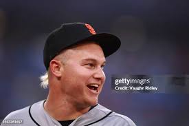 Tristan Beck of the San Francisco Giants delivers a pitch against the...  Fotografía de noticias
