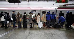 The Psychology That Makes Japanese Trains Work The Amazing Psychology Of Japanese Train Stations Train Station Tokyo Station Train Platform