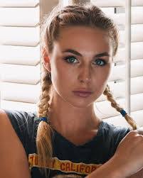 Marie Evans's Instagram, Twitter & Facebook