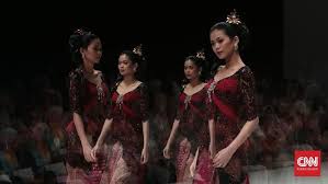 Baju koko tentu sudah tidak asing lagi di telinga masyarakat terutama kaum muslim. 6 Desainer Kebaya Modern Yang Melintasi Negara