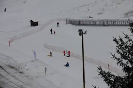 2 tapis roulants permettent de remonter sans se fatiguer. Hiver 2018 2019 Ouverture Des Pistes De Luge Et Ski Debutant Avec Leur Tapis Roulant Mairie De Le Biot