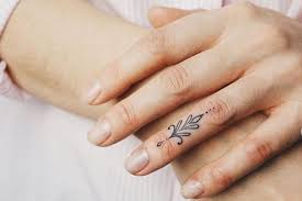 Tour d'horizon des infos à connaître avant d'aller casser votre tirelire. Tatouage Sur La Main Signification Et Idees