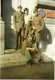 Effectivement, il est du service de santé, on voit très bien le caducée sur le col. Photo De Classe Mai 1971 Liberable Ecole De Sante Des Armees De 1971 Ecole Du Service De Sante Des Armees Copains D Avant