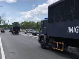 Golongan peniaga terutama pekerja pasar borong dan pasar harian di wilayah persekutuan akan menerima suntikan vaksin di bawah program trak vaksin bergerak mymedic@wilayah minggu hadapan. Imigresen Serbu Pasar Borong Kuala Lumpur