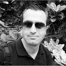 Fotografía de la grúa Sansón en La Azohía, en 1933, descargando las  distintas piezas de los cañones Vickers-Armstrong empleados en la batería  de Castillitos.