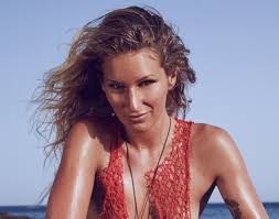 Die ehemalige profisurferin steht spätestens seit ihrer teilnahme bei adam. Interview Janni Honscheid Auf Dem Weg Zum Tv Star