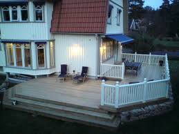 Terrasse Terrassengestaltung Idyllisch Weiss Holz Naturlich Holzterrasse Stufen Erhoht Terrassengestaltung Anbau Haus Holzterrasse