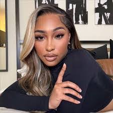 Danielle Tinker's Instagram, Twitter & Facebook